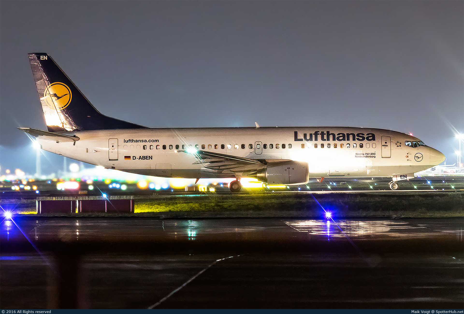 Photo of D-ABEN - Boeing 737-330 operated by Lufthansa
