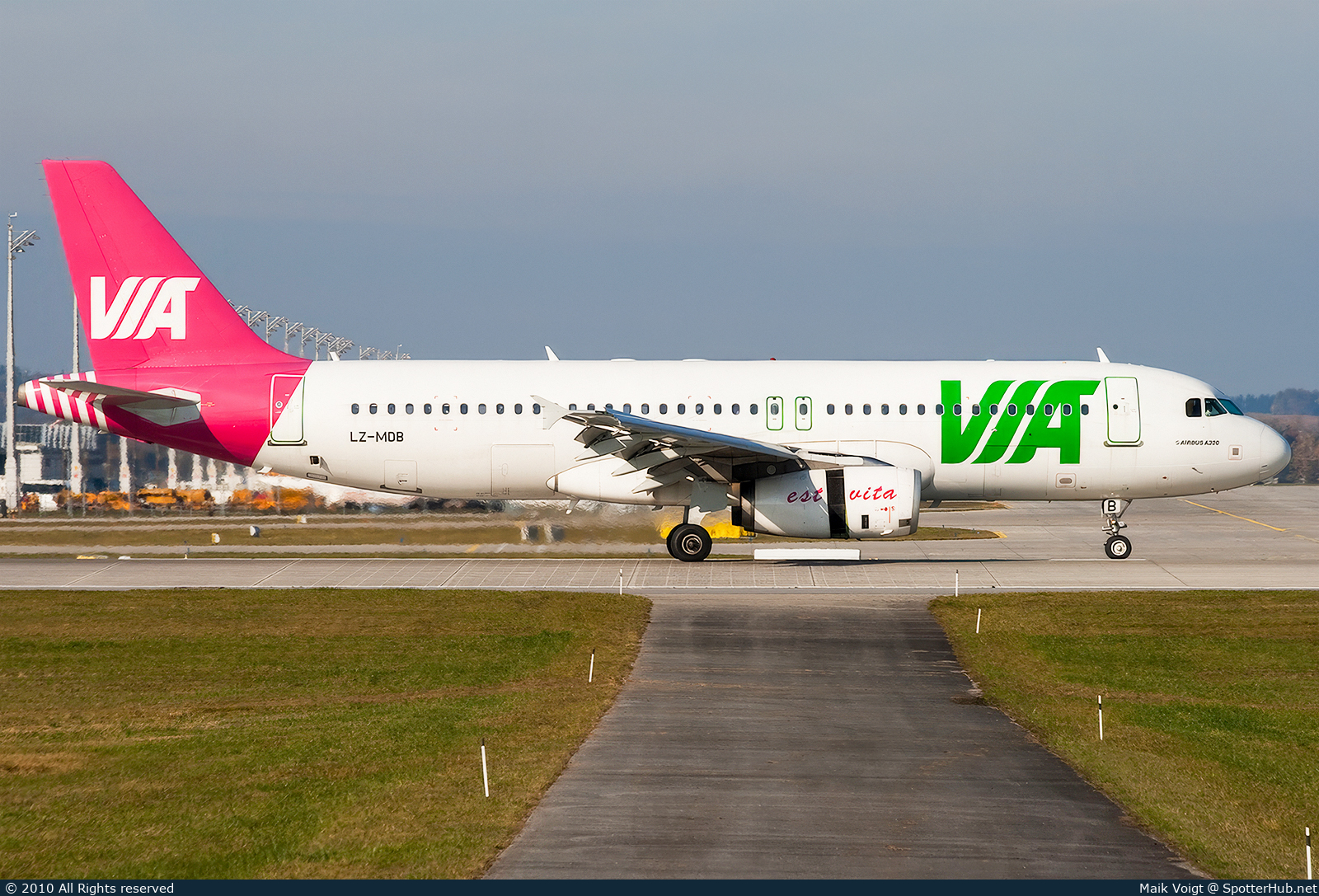Photo of LZ-MDB - Airbus A320-232 operated by Air Via