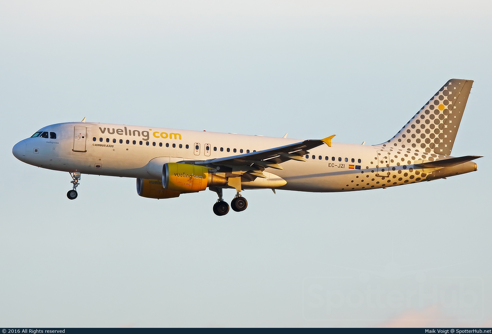 Photo of EC-JZI - Airbus A320-214 operated by Vueling