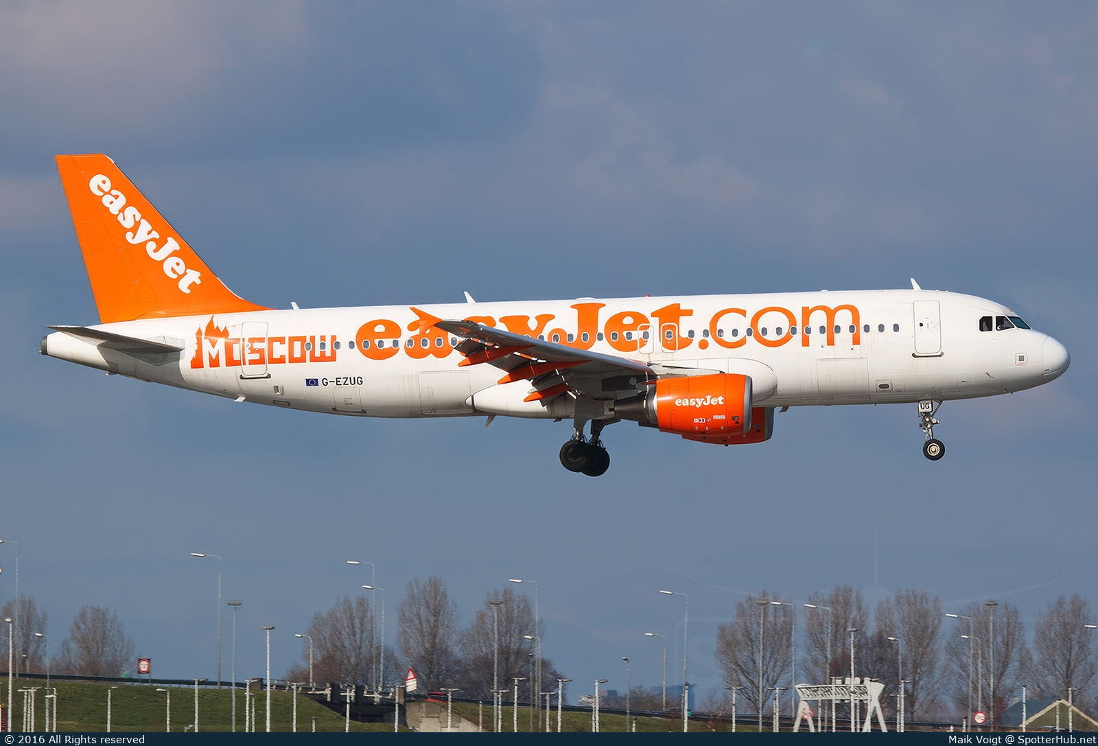 Photo of G-EZUG - Airbus A320-214 operated by easyJet