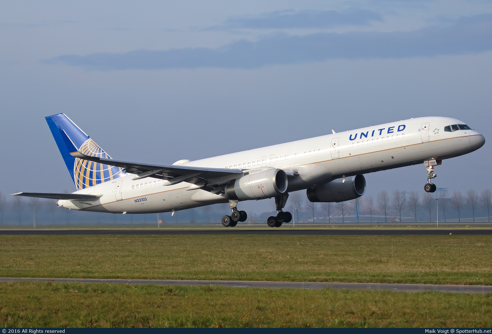 Photo of N33103 - Boeing 757-224 operated by United Airlines