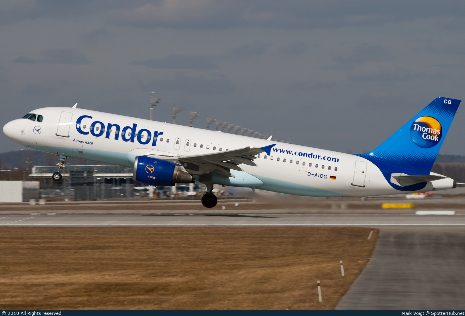 Photo of D-AICG - Airbus A320-212 operated by Condor