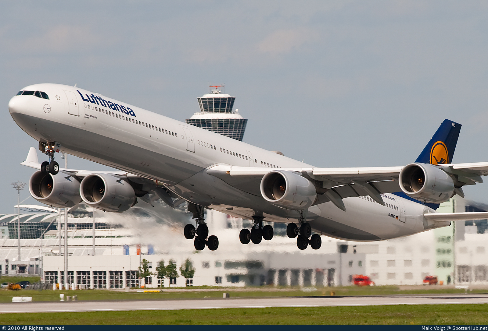 Photo of D-AIHC - Airbus A340-642 operated by Lufthansa