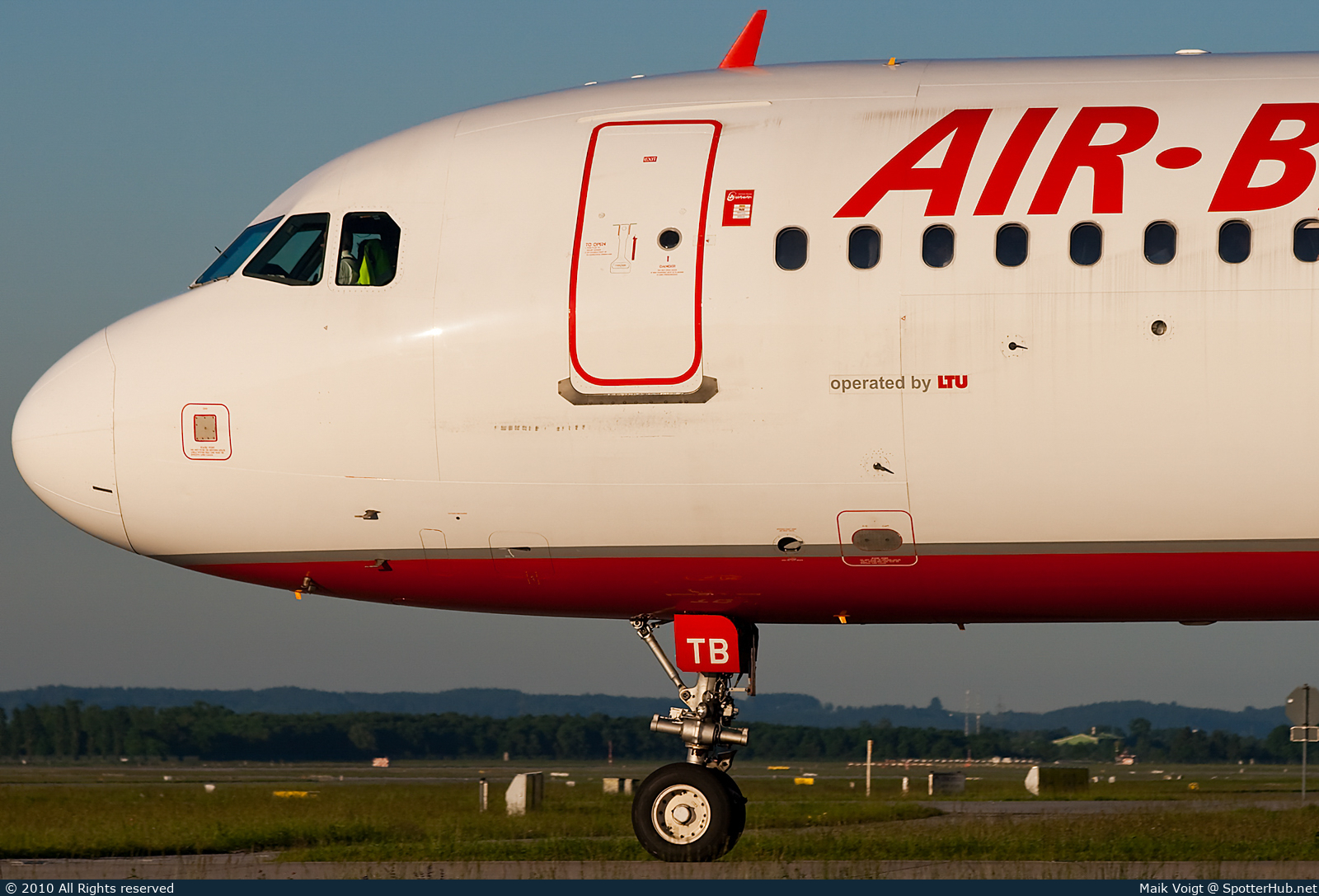 Photo of D-ALTB - Airbus A320-214 operated by Air Berlin (opb LTU International Airways)