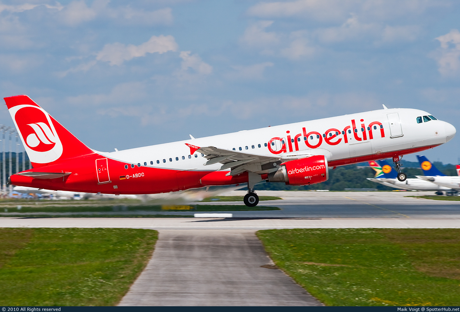 Photo of D-ABDC - Airbus A320-214 operated by Air Berlin