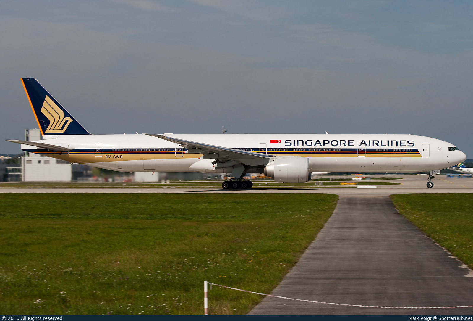 Photo of 9V-SWR - Boeing 777-312(ER) operated by Singapore Airlines