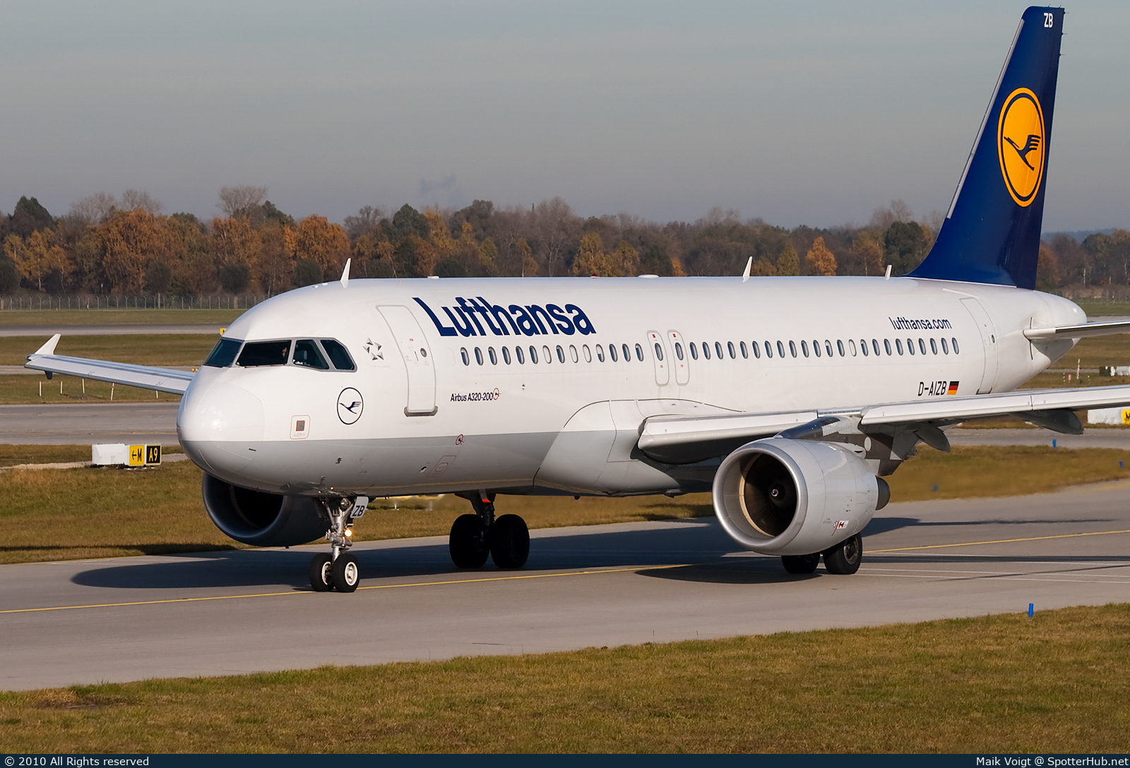 Photo of D-AIZB - Airbus A320-214 operated by Lufthansa