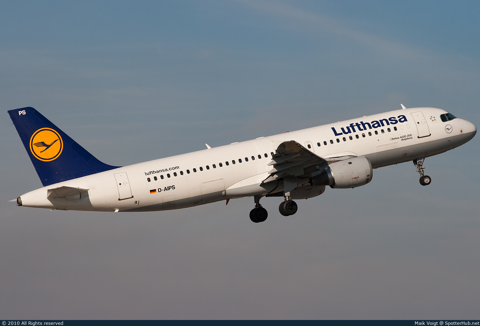 Photo of D-AIPS - Airbus A320-211 operated by Lufthansa