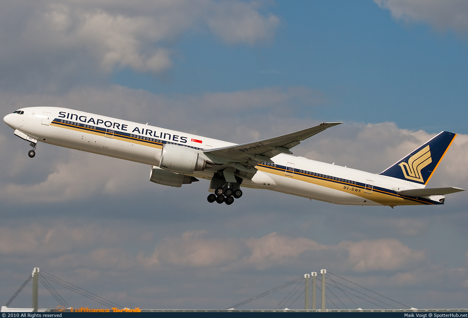 Photo of 9V-SWF - Boeing 777-312(ER) operated by Singapore Airlines