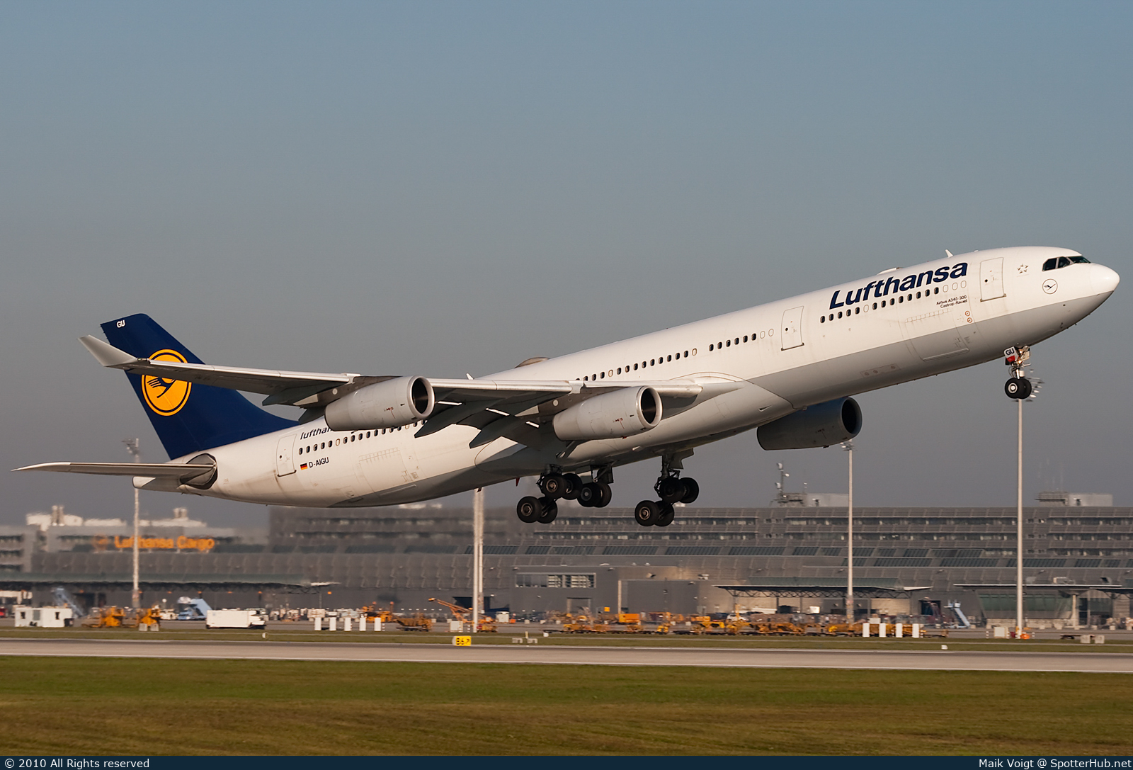 Photo of D-AIGU - Airbus A340-313 operated by Lufthansa