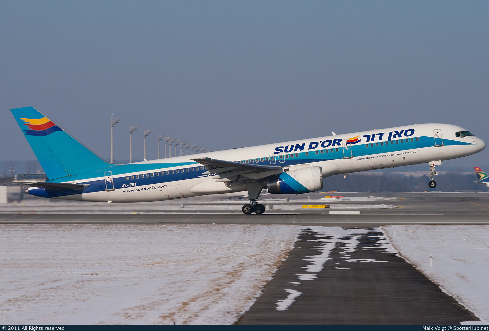 Photo of 4X-EBT - Boeing 757-258 operated by Sun d'Or (opb El Al Israel Airlines)