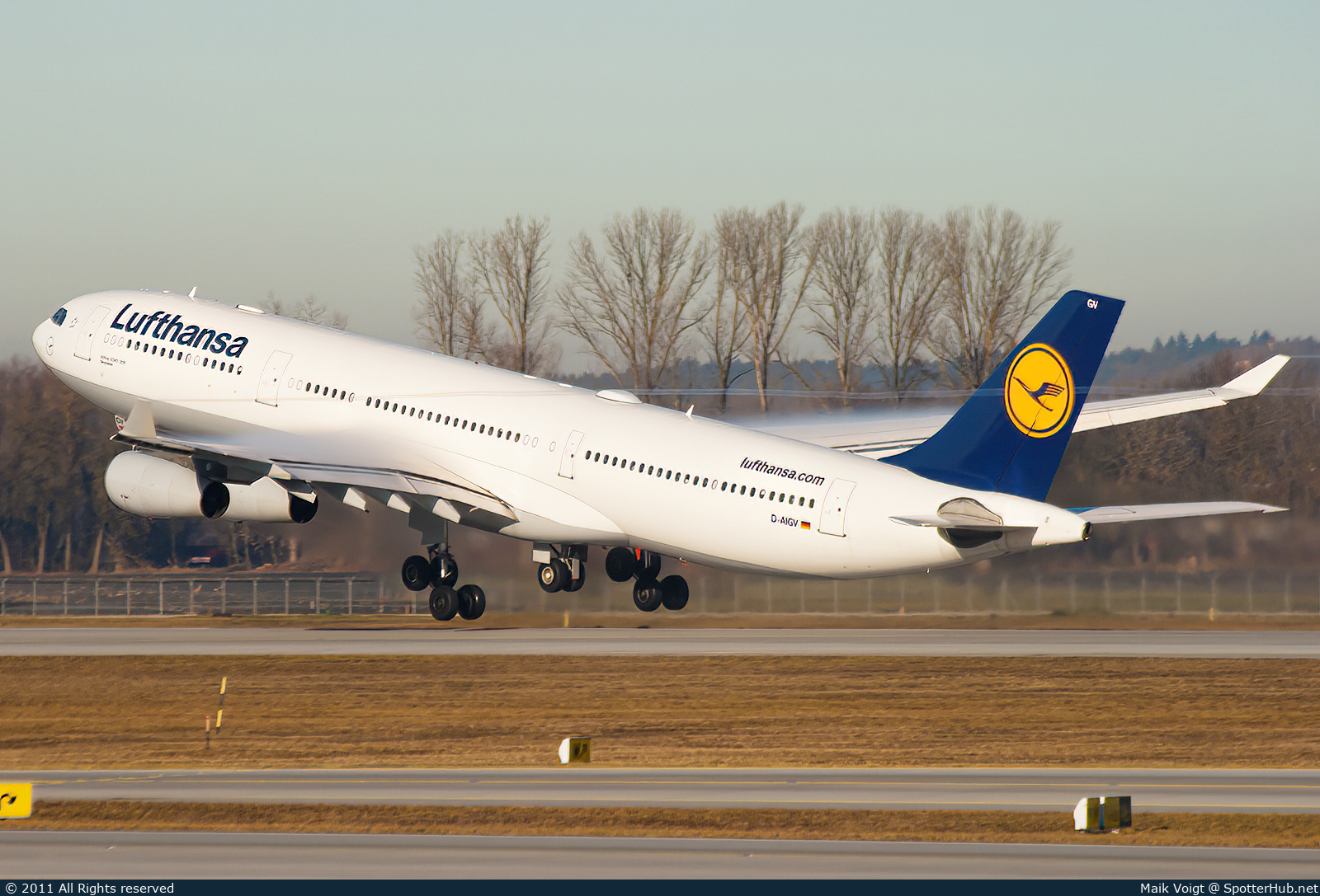 Photo of D-AIGV - Airbus A340-313 operated by Lufthansa