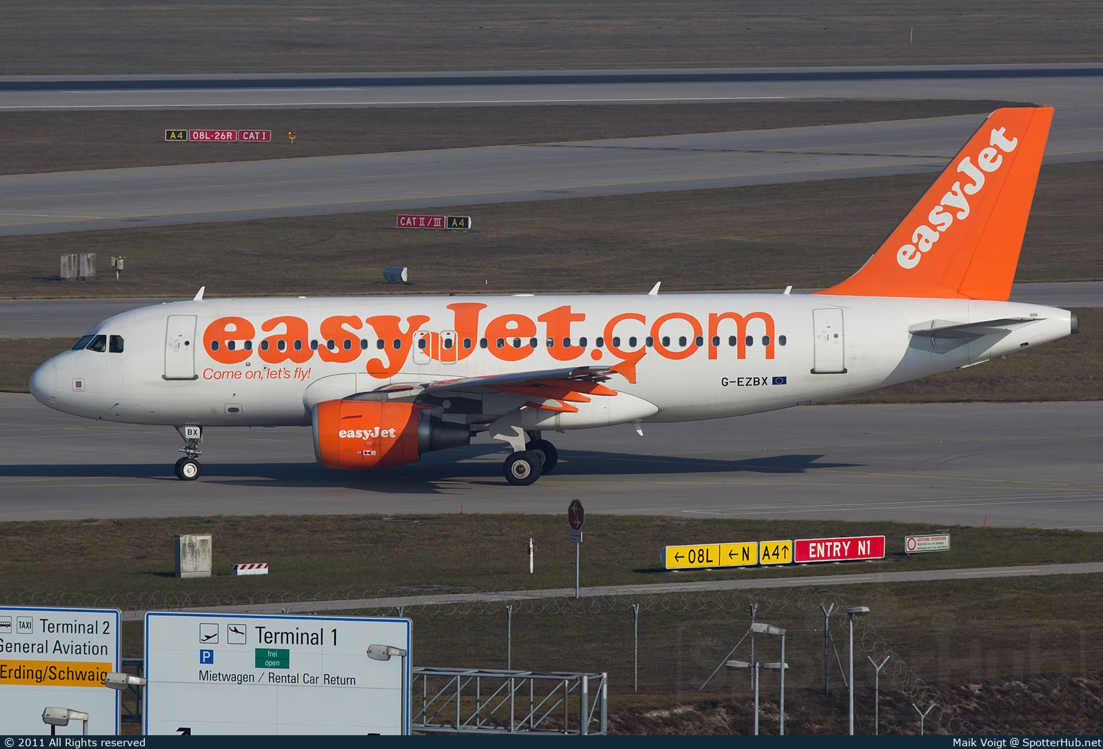 Photo of G-EZBX - Airbus A319-111 operated by easyJet