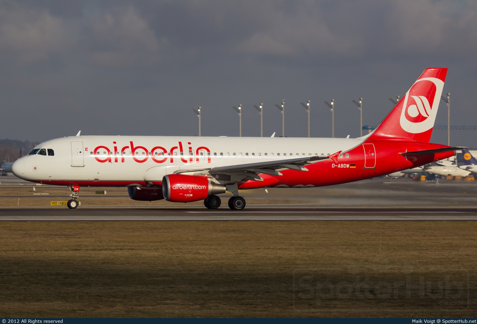 Photo of D-ABDW - Airbus A320-214 operated by Air Berlin