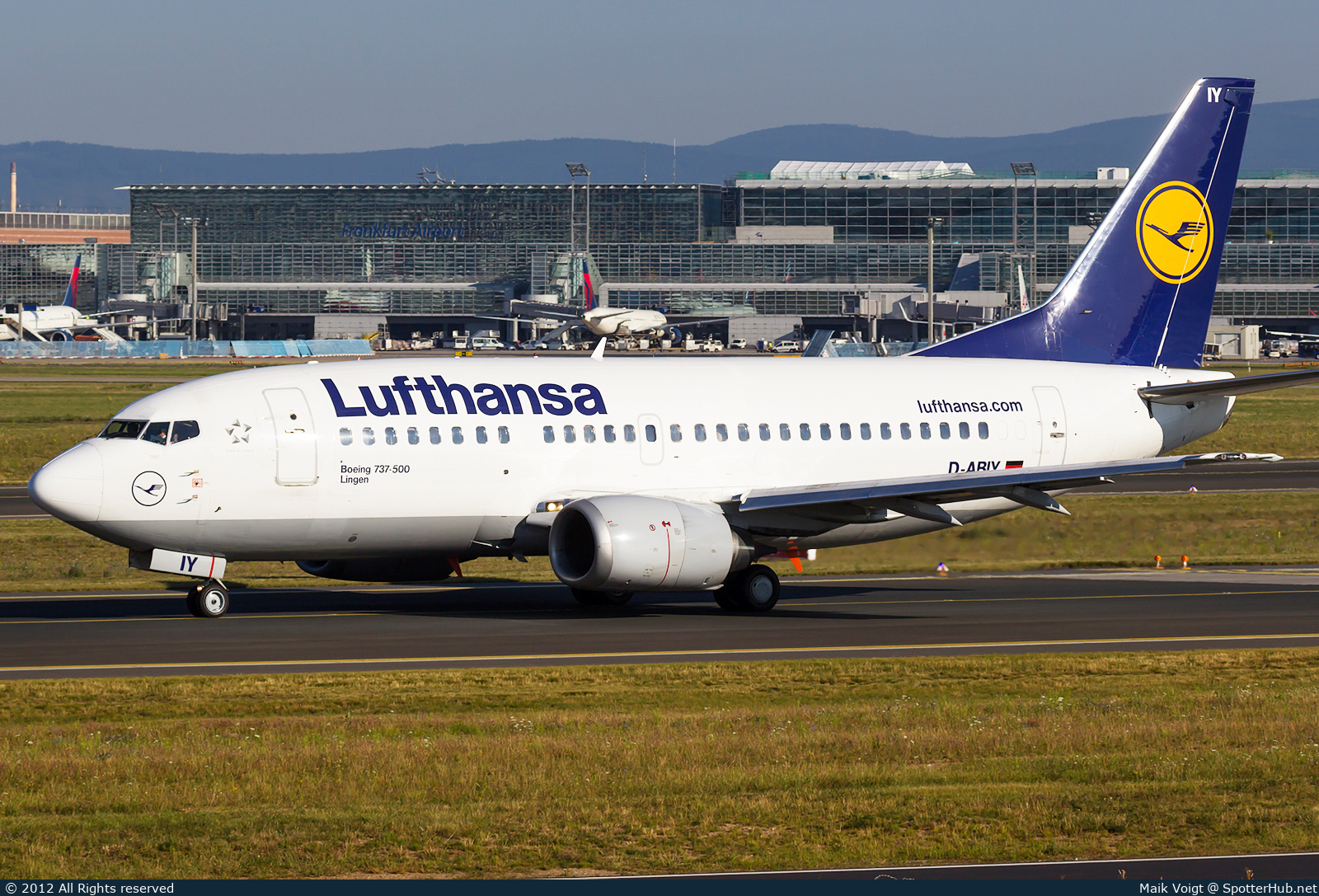 Photo of D-ABIY - Boeing 737-530 operated by Lufthansa
