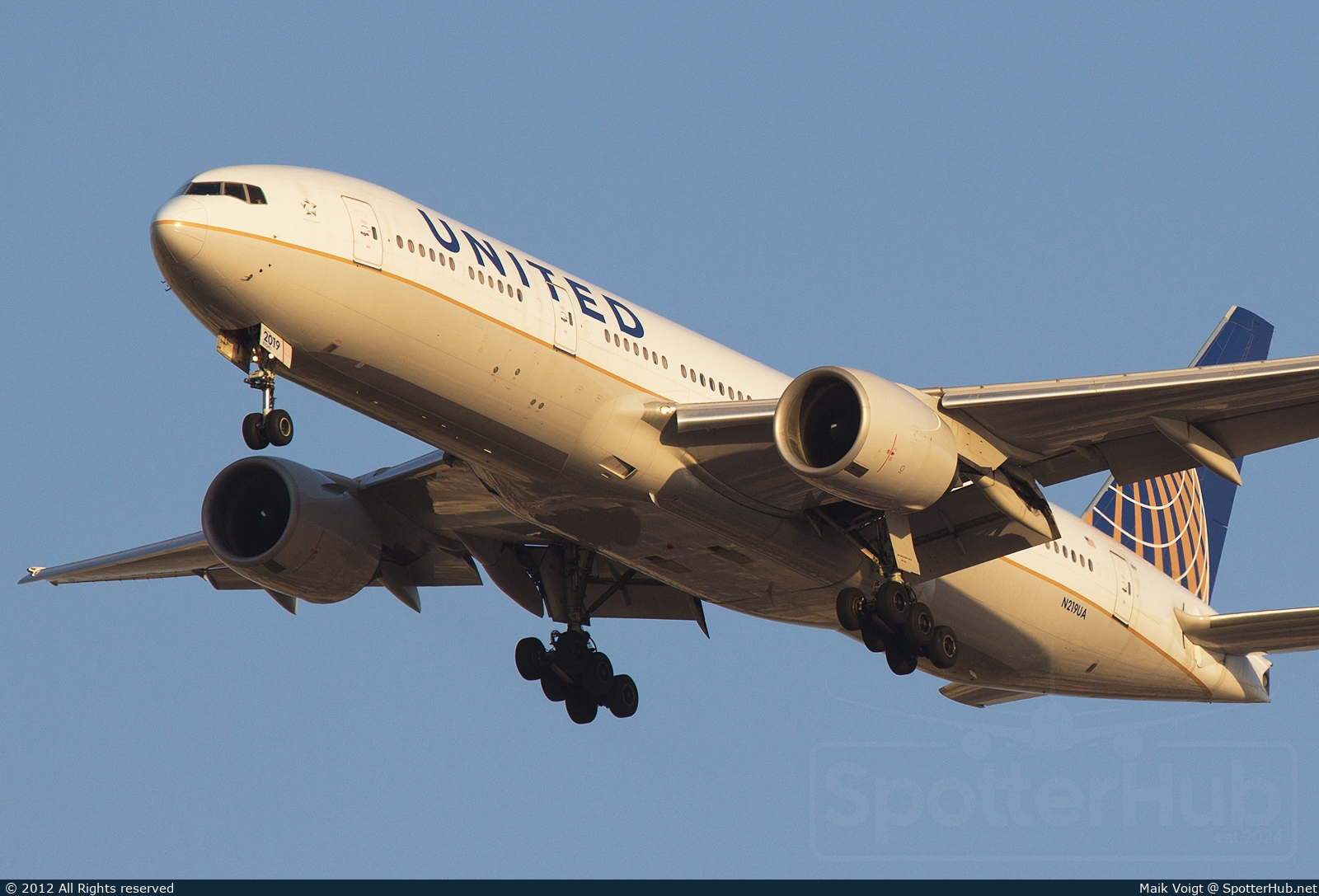 Photo of N219UA - Boeing 777-222(ER) operated by United Airlines