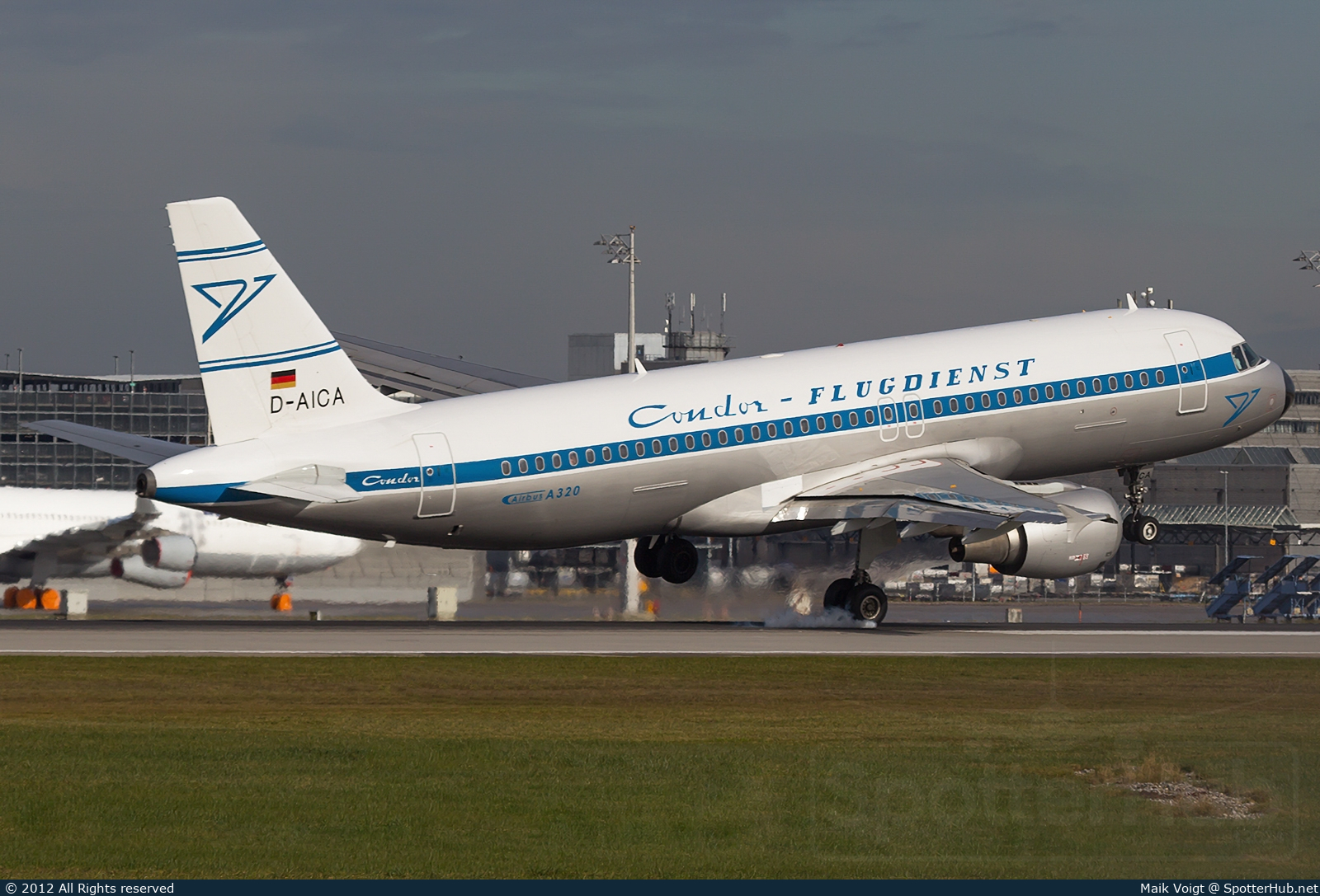 Photo of D-AICA - Airbus A320-212 operated by Condor