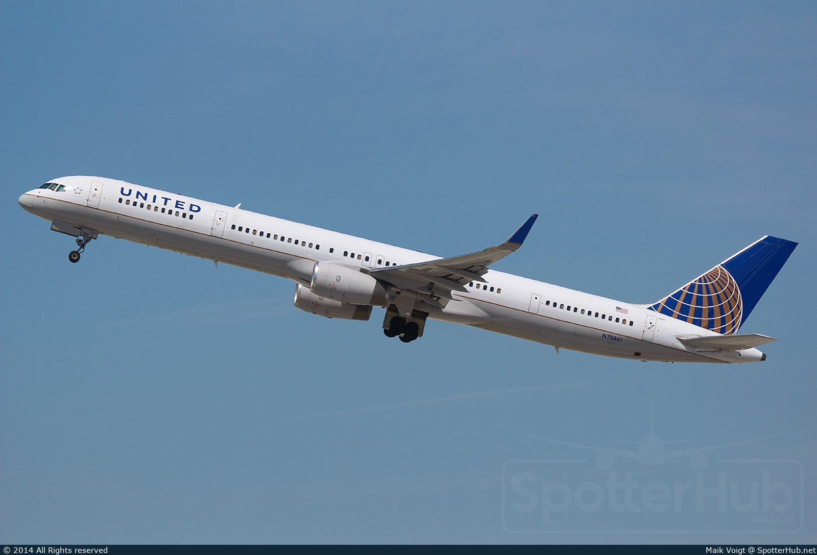 Photo of N75861 - Boeing 757-33N operated by United Airlines