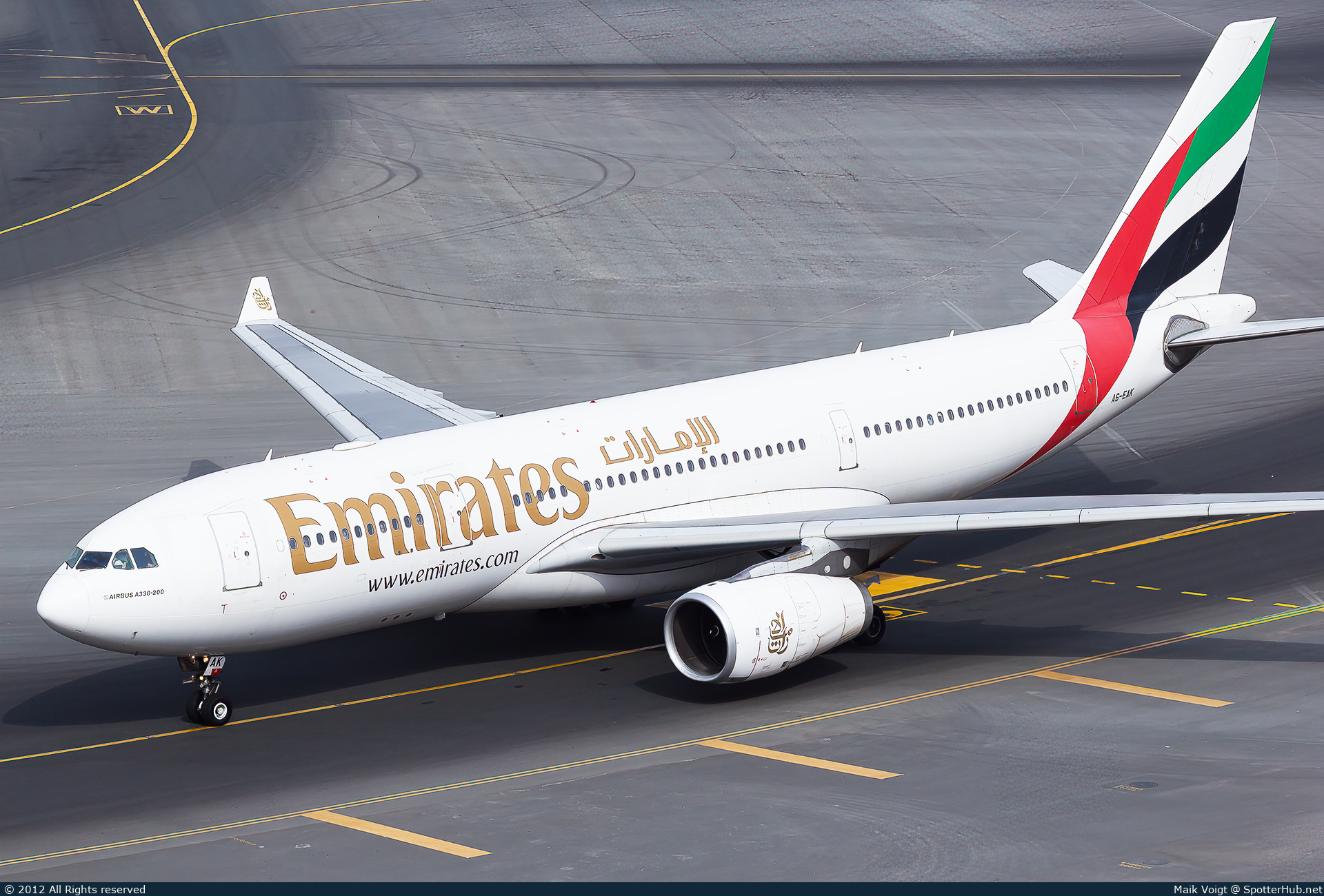 Photo of A6-EAK - Airbus A330-243 operated by Emirates