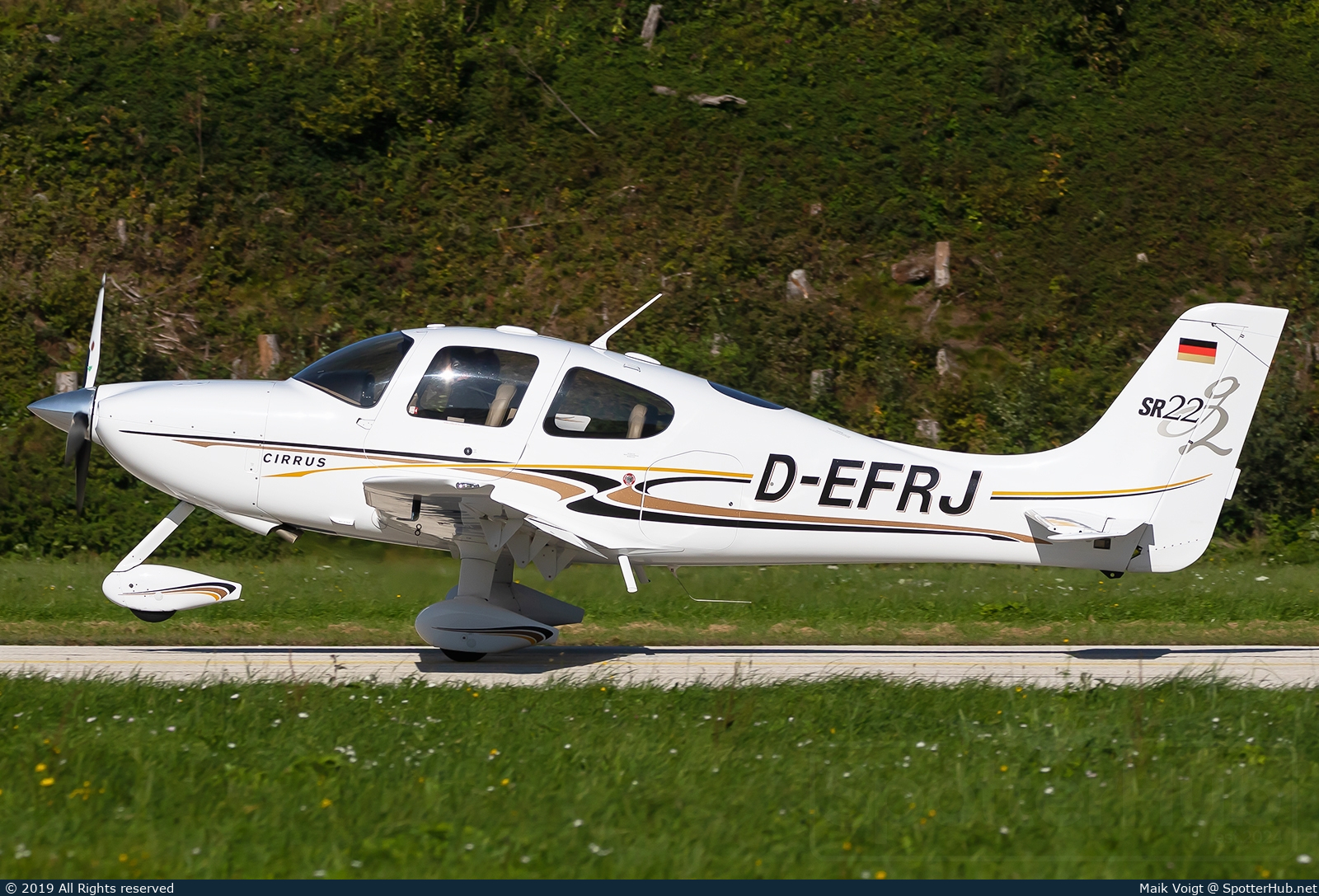 Photo of D-EFRJ - Cirrus SR22 G2 operated by Private