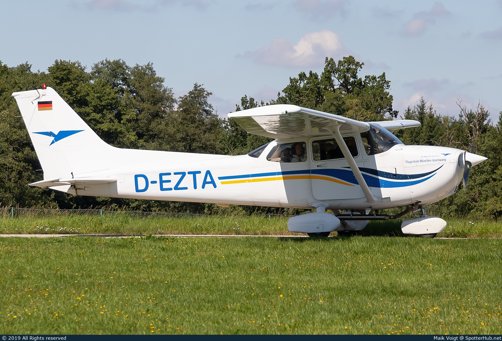 Photo of D-EZTA - Cessna 172S Skyhawk SP operated by Air Munich Aviation - Flugschule Jesenwang