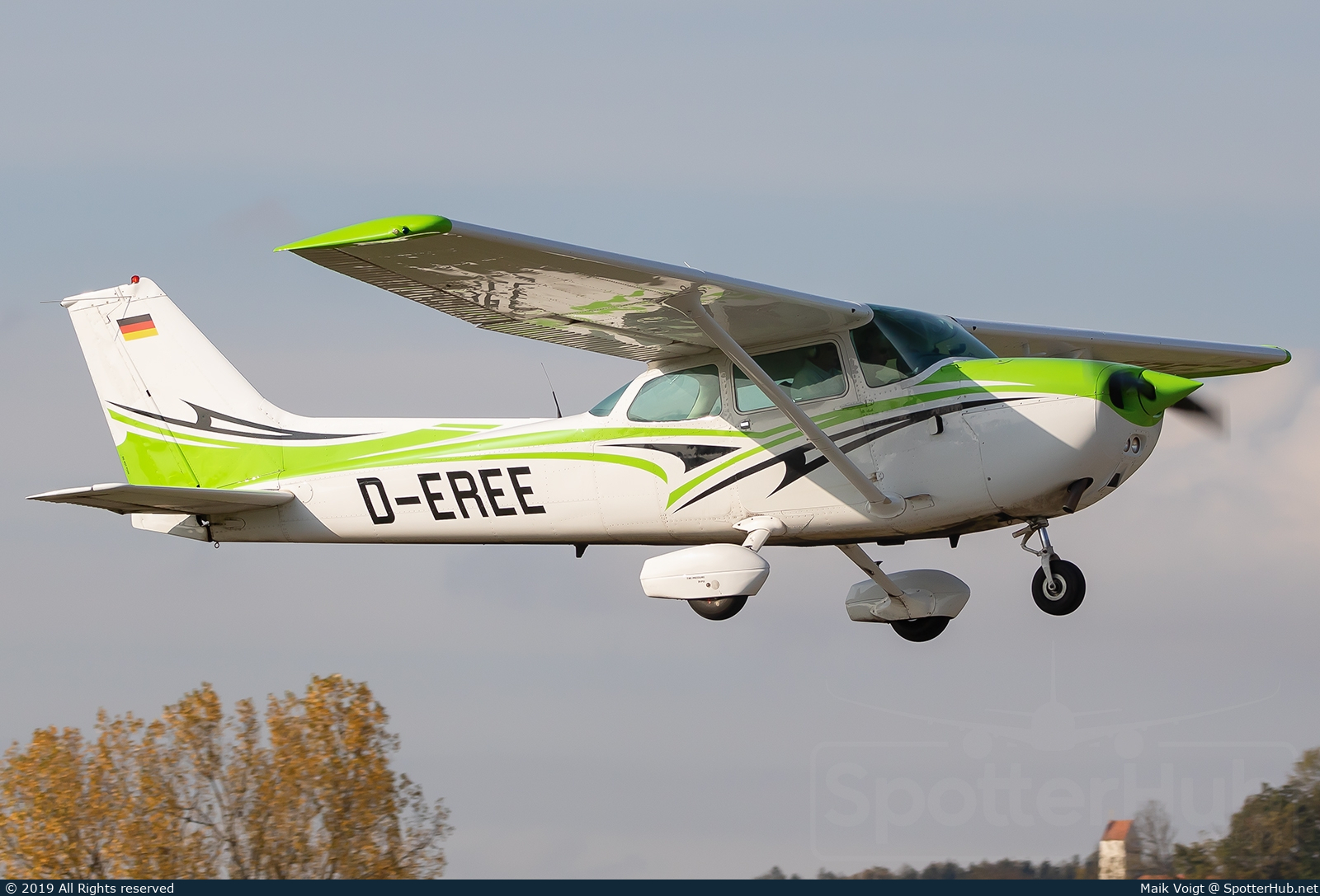Photo of D-EREE - Cessna 172P Skyhawk operated by Fliegerverein München