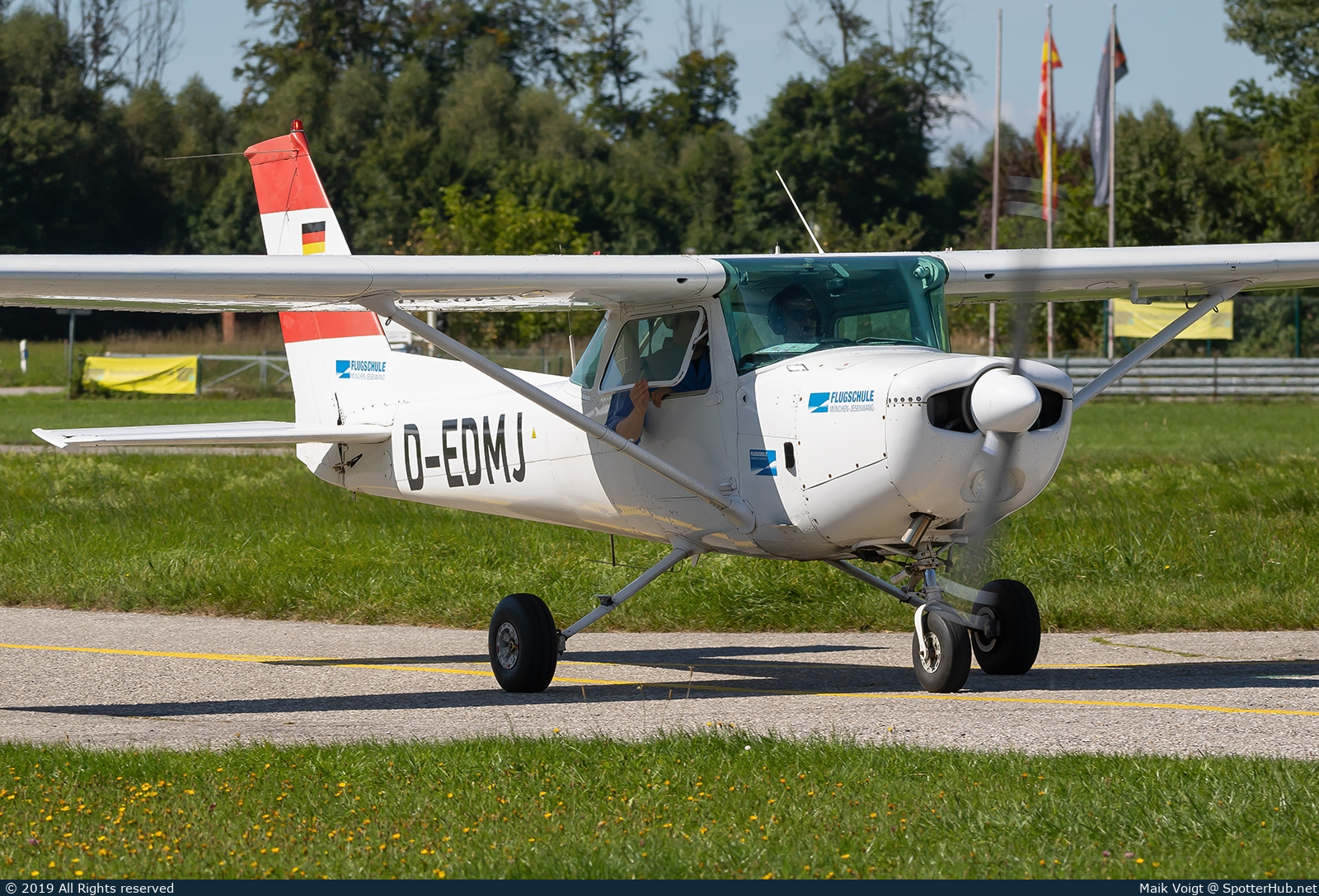 Photo of D-EDMJ - Cessna 152 operated by Air Munich Aviation - Flugschule Jesenwang