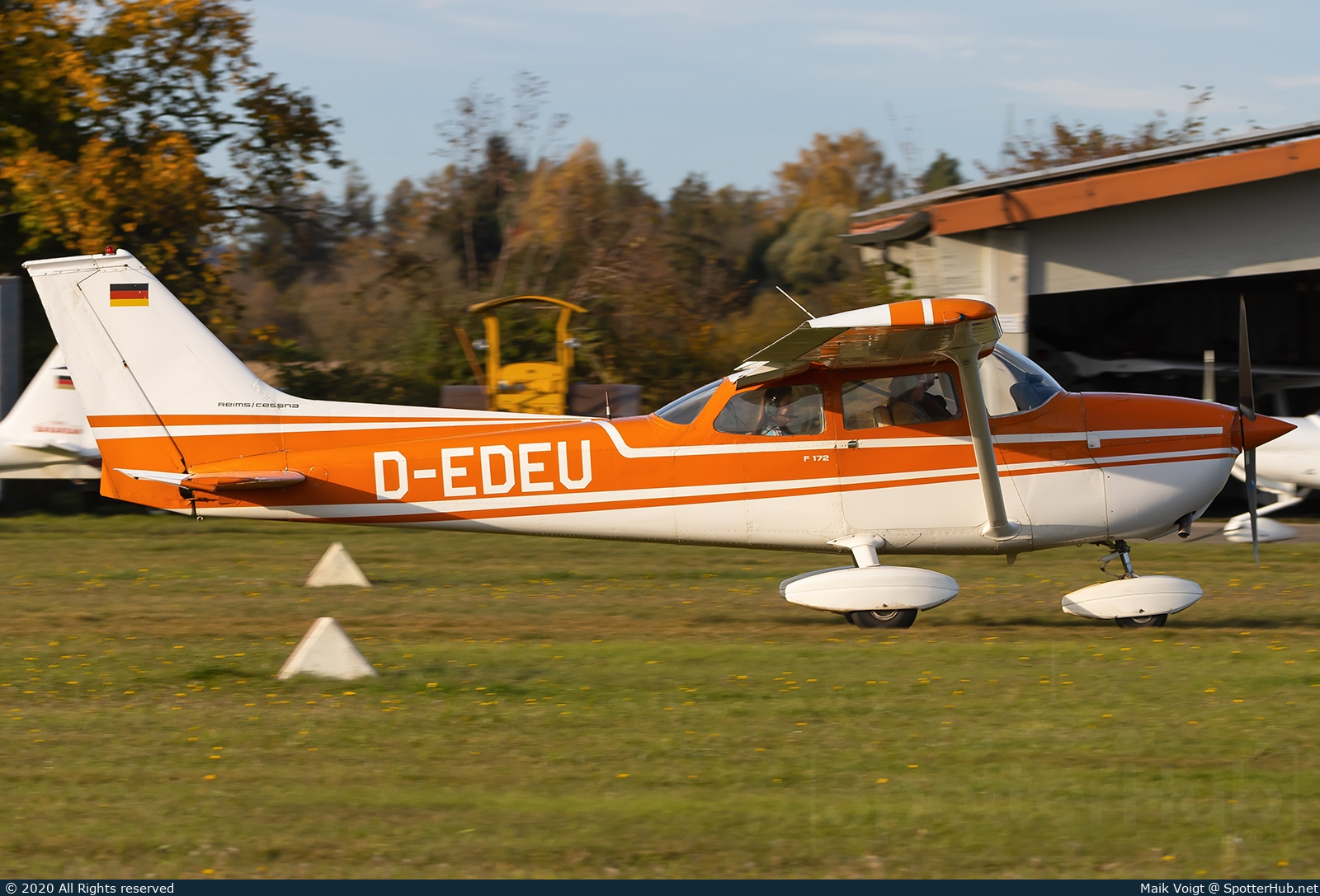 Photo of D-EDEU - Reims-Cessna F172M Skyhawk operated by Flugschule München - Bad Wörishofen