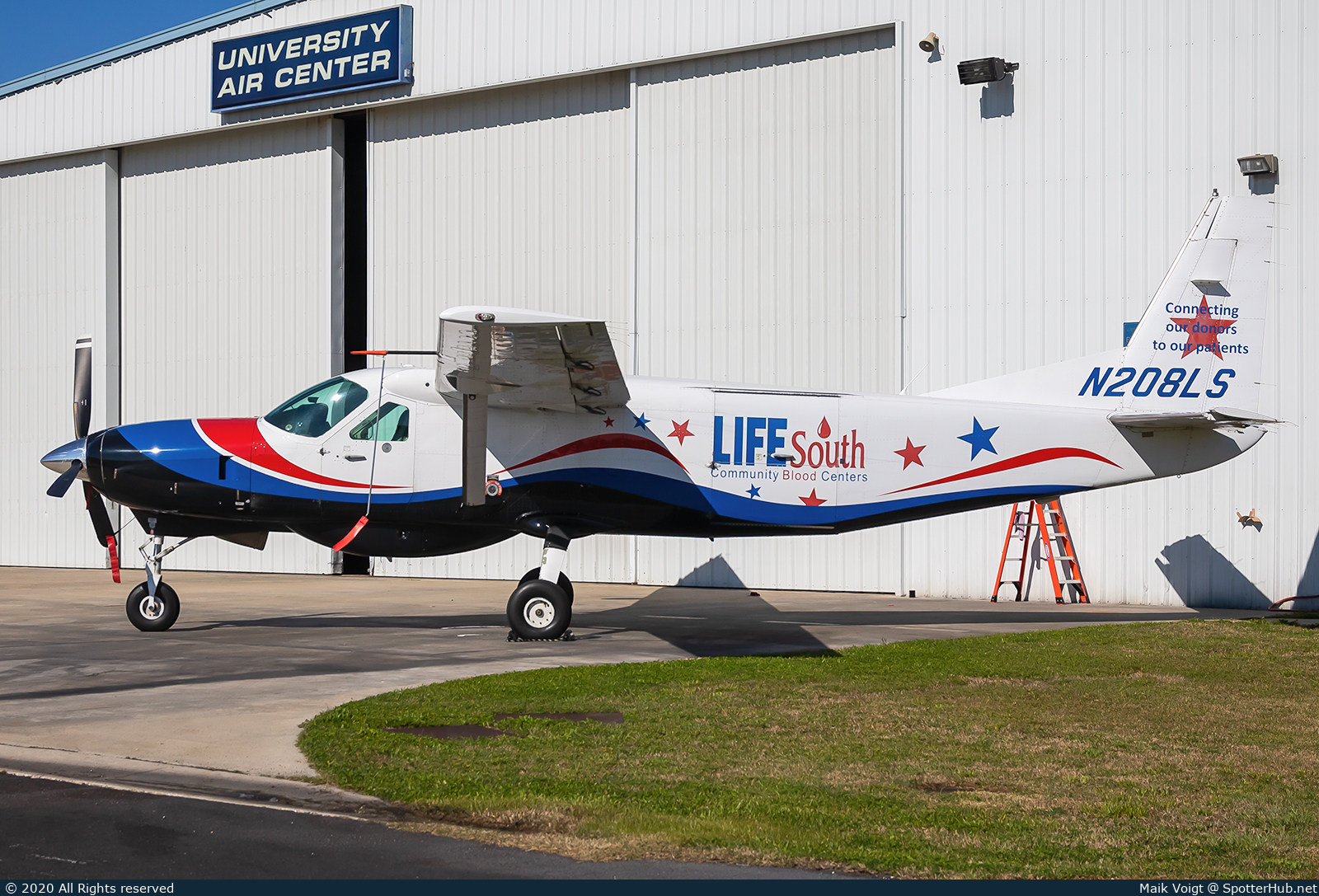 Photo of N208LS - Cessna 208B Super Cargomaster operated by Lifesouth Community Blood Centers