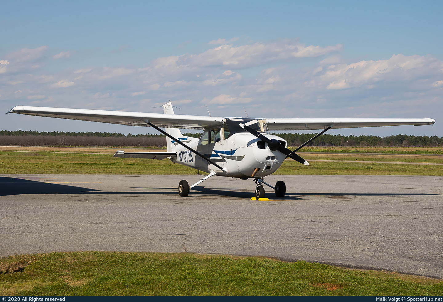 Photo of N73725 - Cessna 172N Skyhawk operated by Perry Air