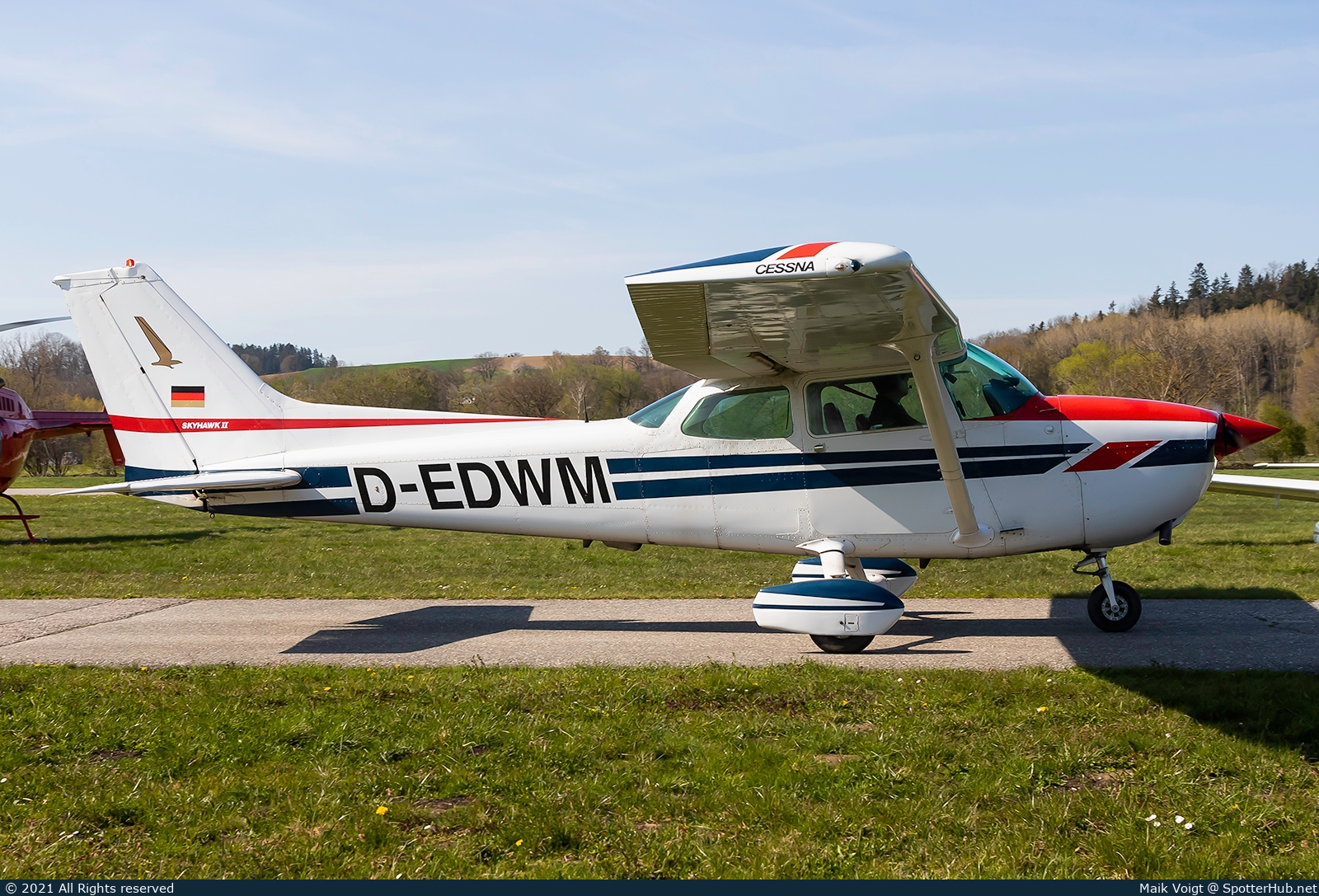 Photo of D-EDWM - Cessna 172N Skyhawk II operated by Red Baron Flying Club