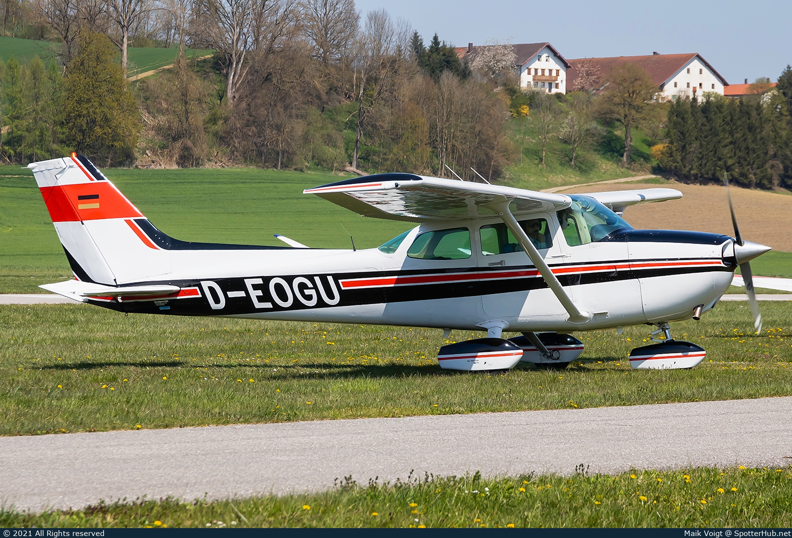 Photo of D-EOGU - Reims-Cessna F172P Skyhawk II operated by Private
