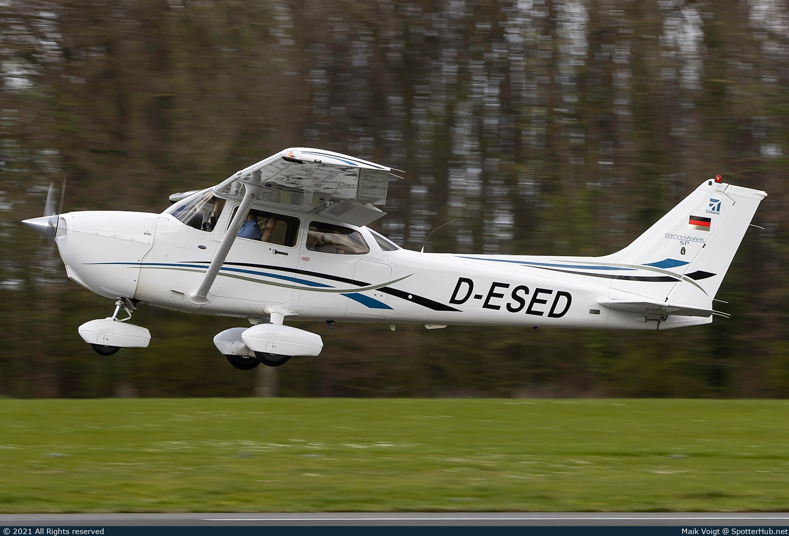 Photo of D-ESED - Cessna 172S Skyhawk SP operated by Motorflug Münster