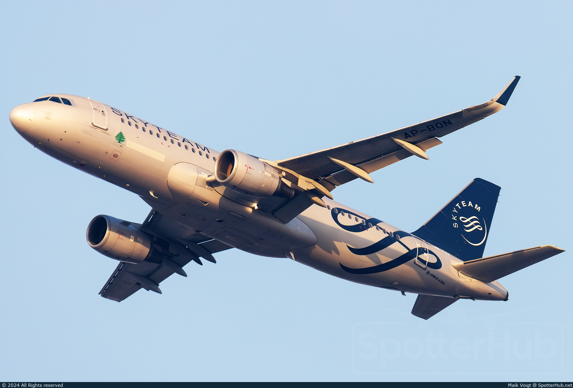 Photo of AP-BON - Airbus A320-214 operated by PIA Pakistan International Airlines