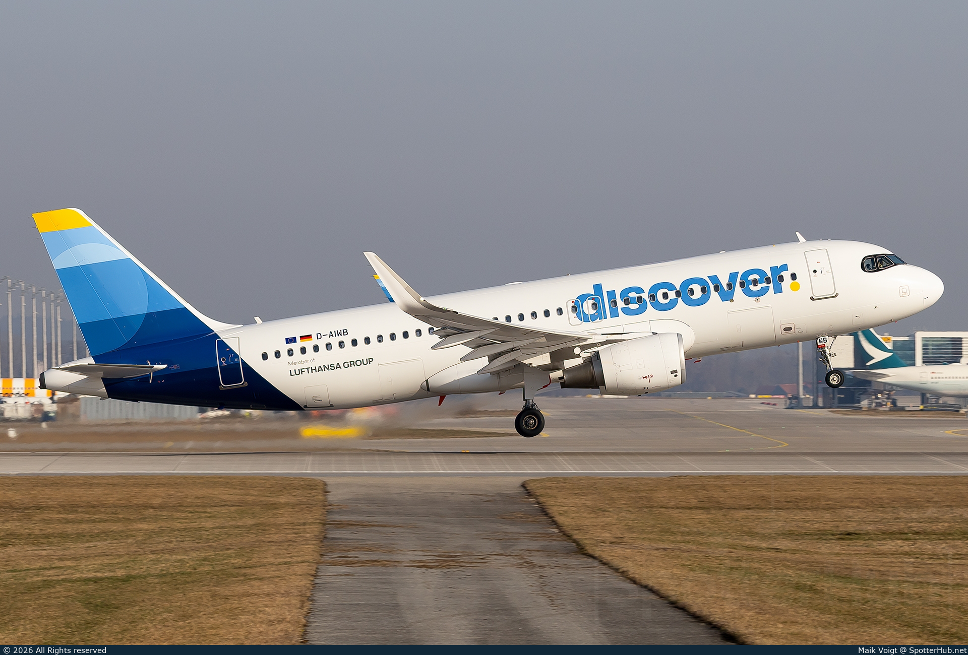 Photo of D-AIWB - Airbus A320-214 operated by Discover Airlines