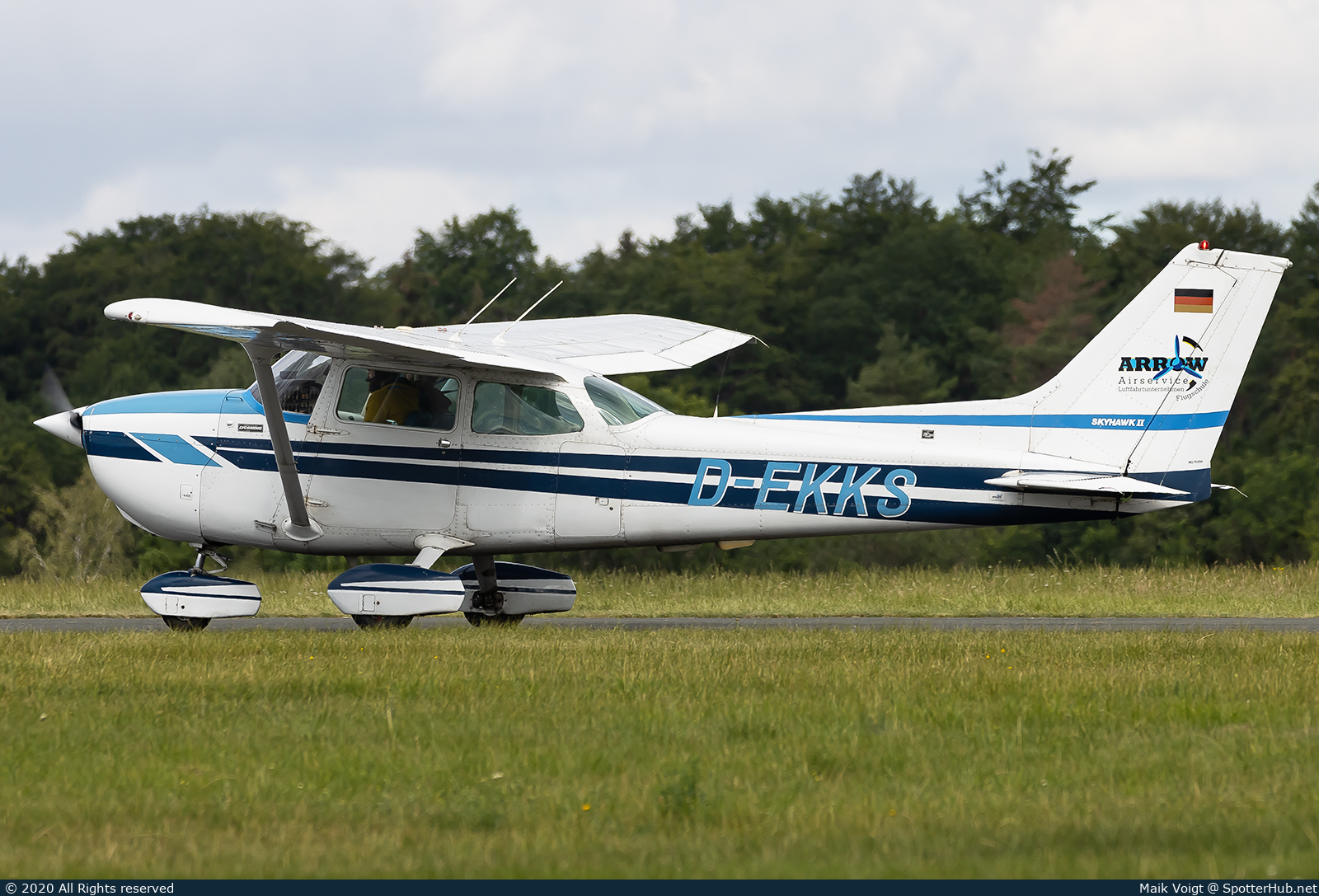 Photo of D-EKKS - Cessna 172N Skyhawk II operated by Arrow Airservice