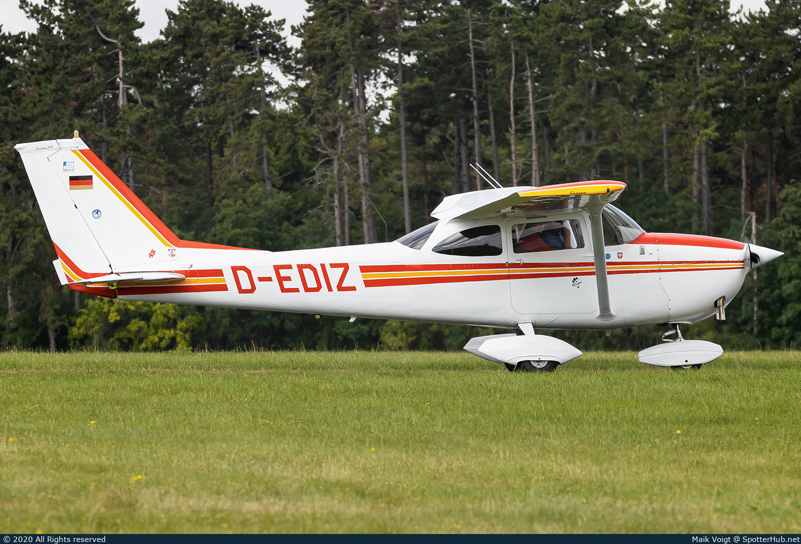 Photo of D-EDIZ - Reims-Cessna F172G Skyhawk operated by Private
