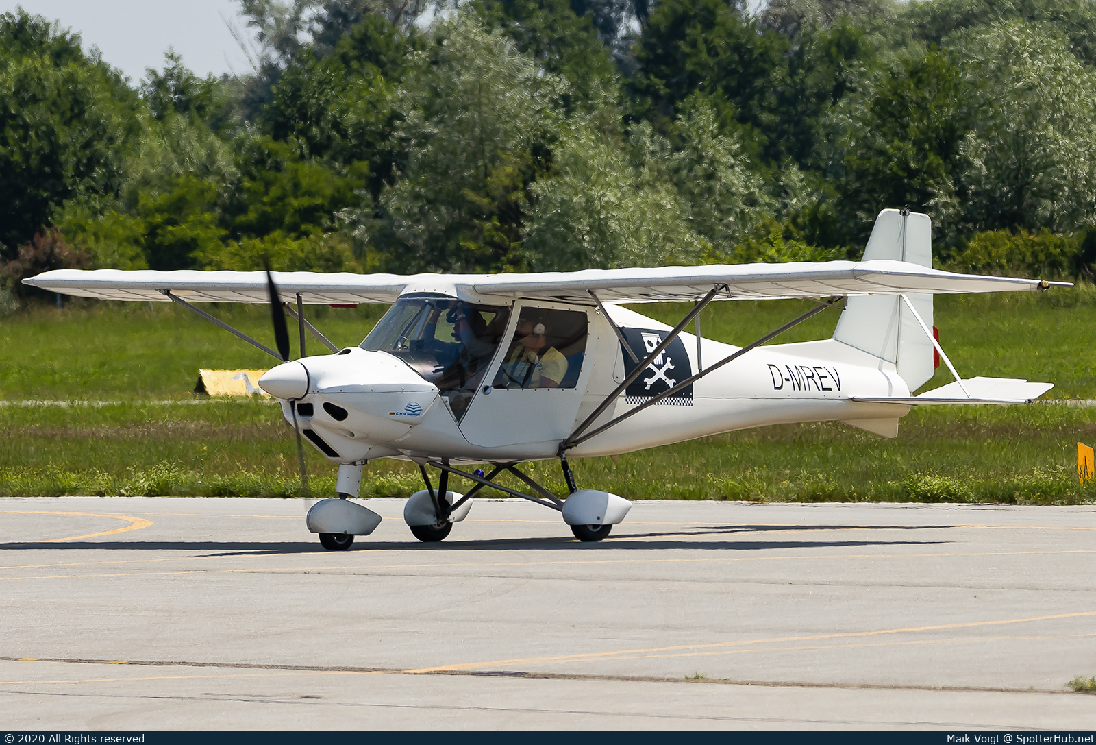 Photo of D-MREV - Comco Ikarus C42 operated by Private