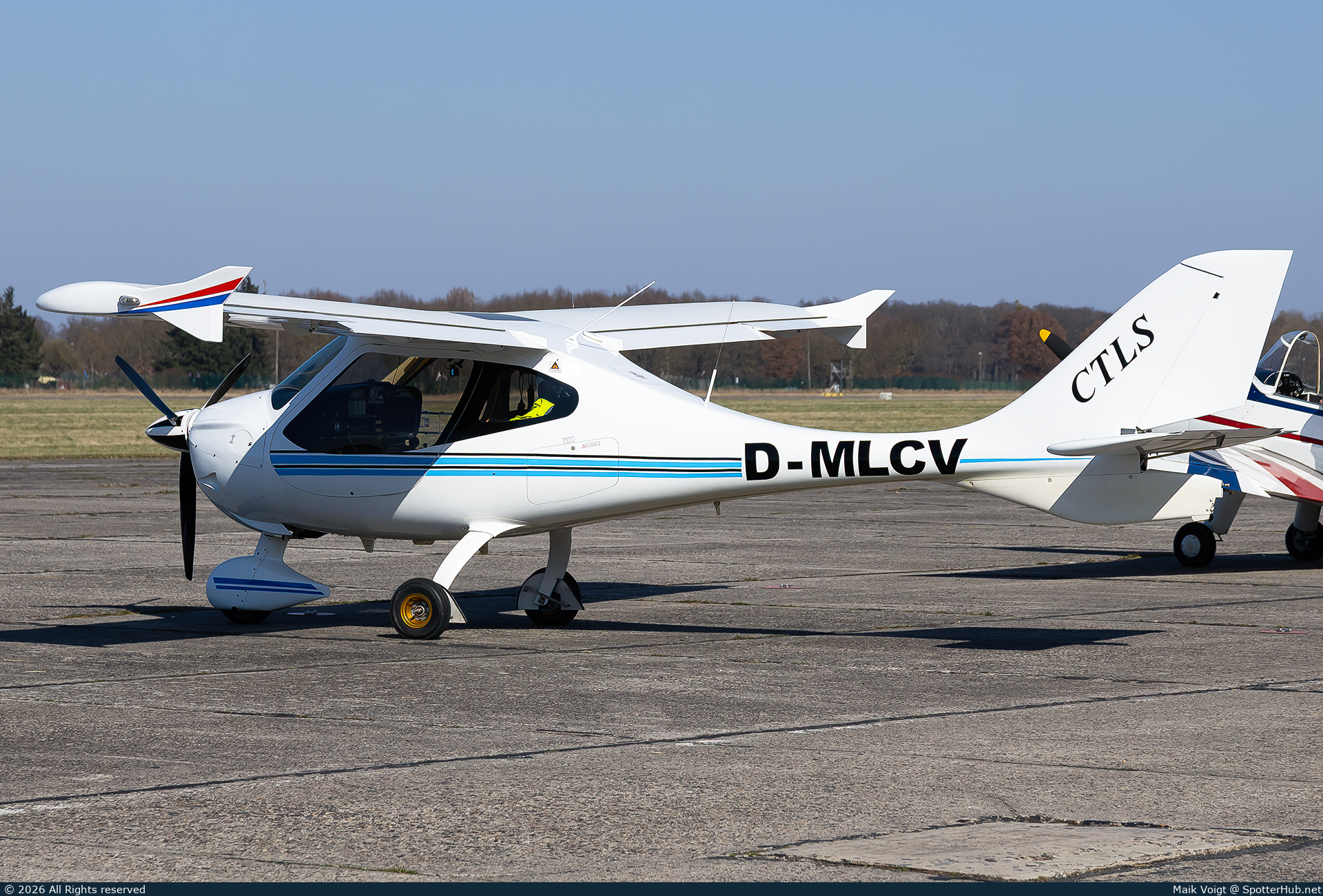 Photo of D-MLCV - Flight Design CTLS operated by Private