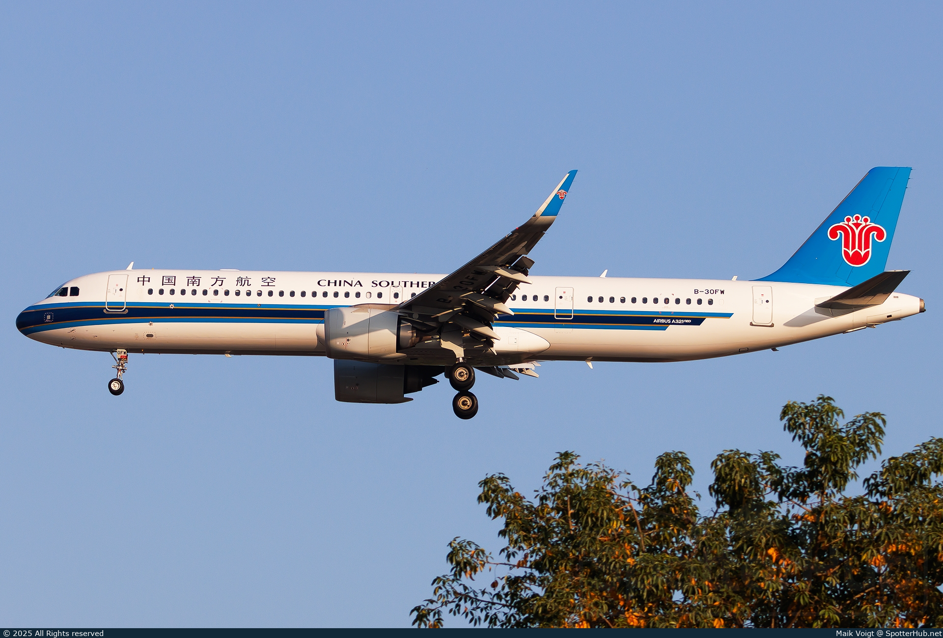 Photo of B-30FW - Airbus A321-253NX operated by China Southern Airlines