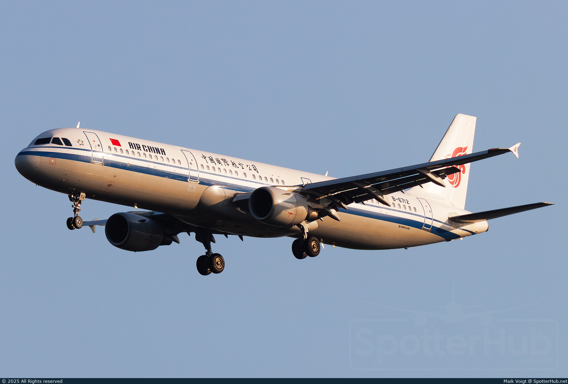 Photo of B-6712 - Airbus A321-213 operated by Air China