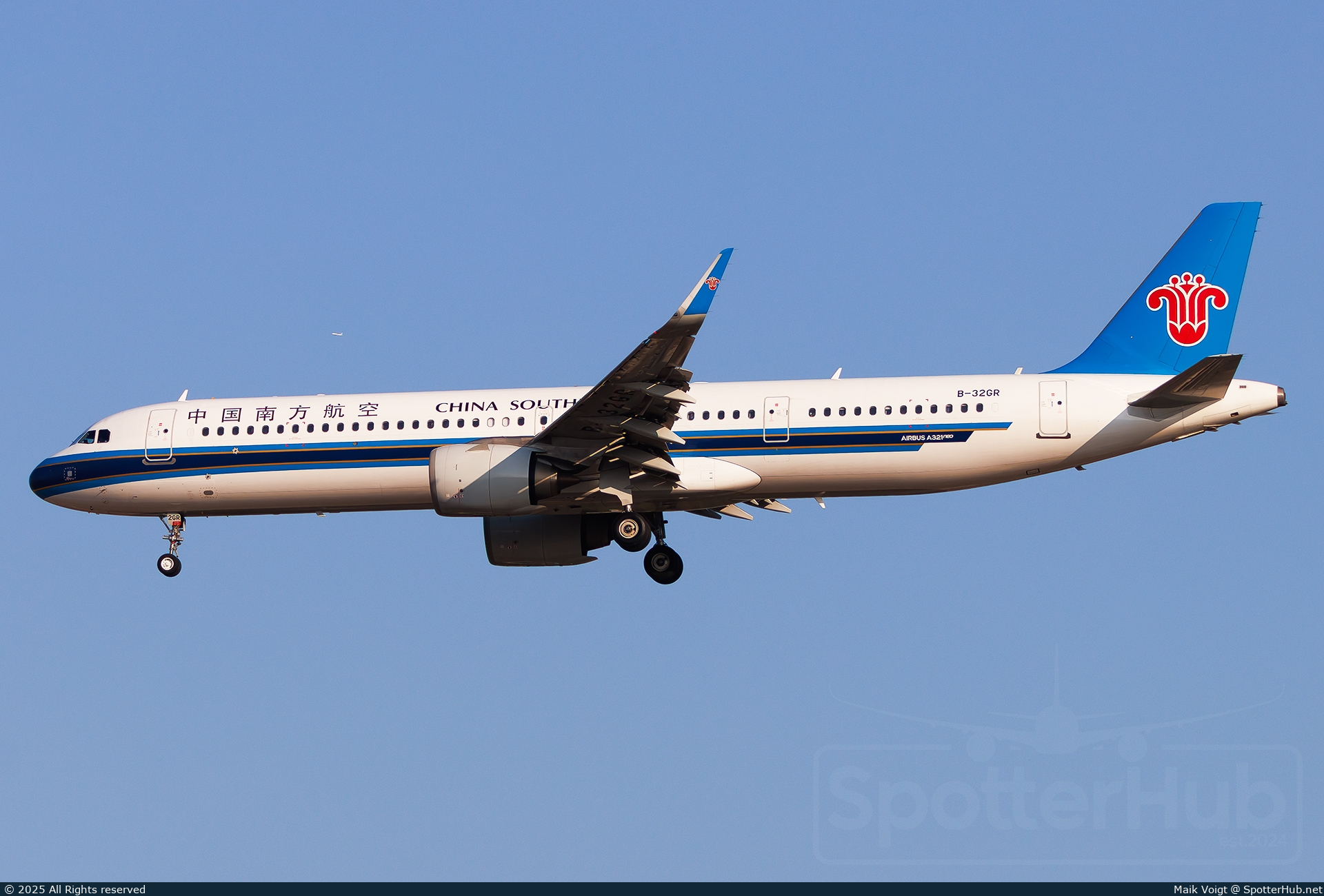 Photo of B-32GR - Airbus A321-253NX operated by China Southern Airlines