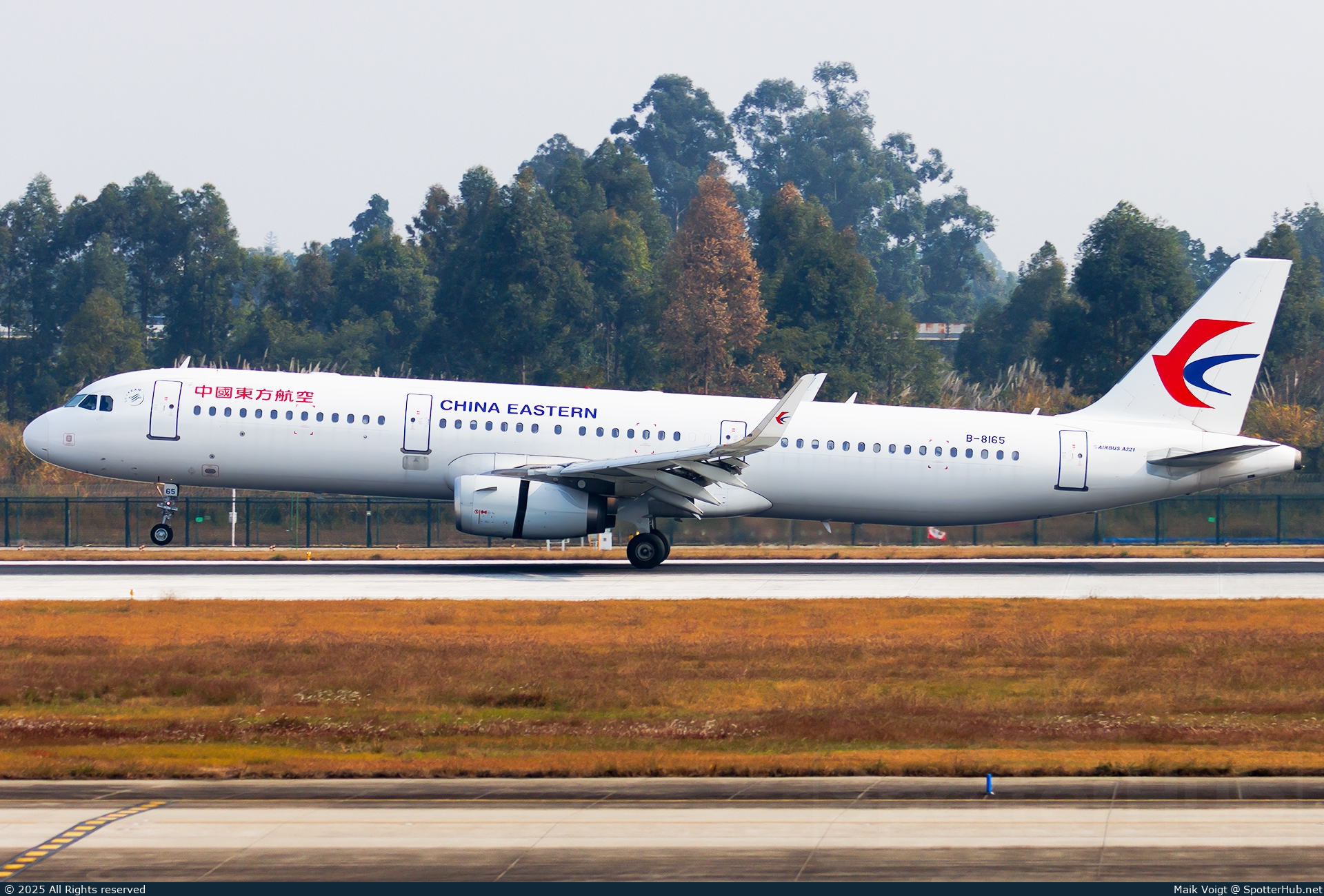 Photo of B-8165 - Airbus A321-231 operated by China Eastern Airlines