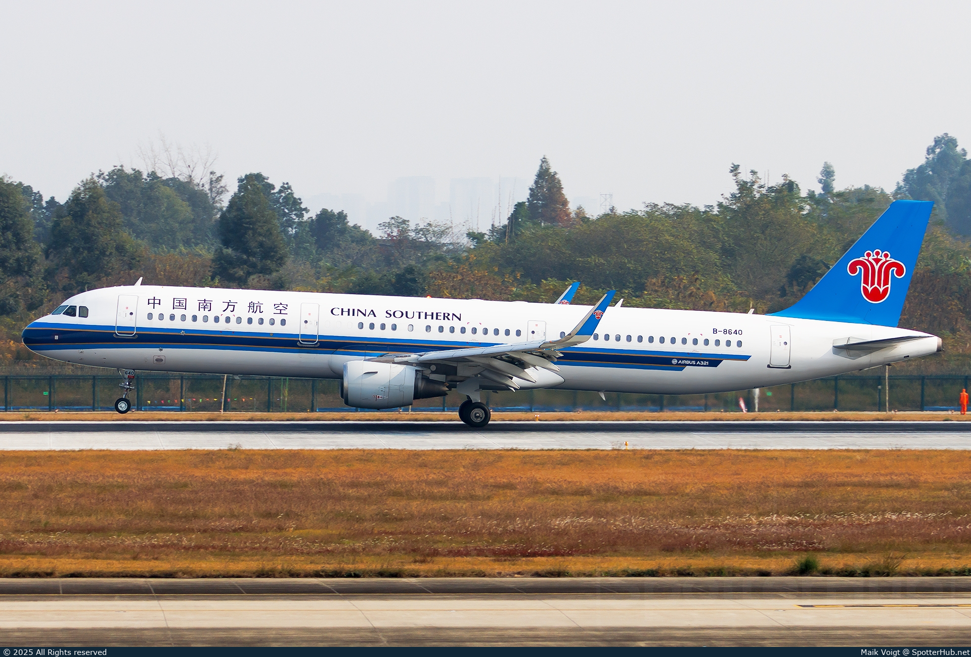 Photo of B-8640 - Airbus A321-211 operated by China Southern Airlines
