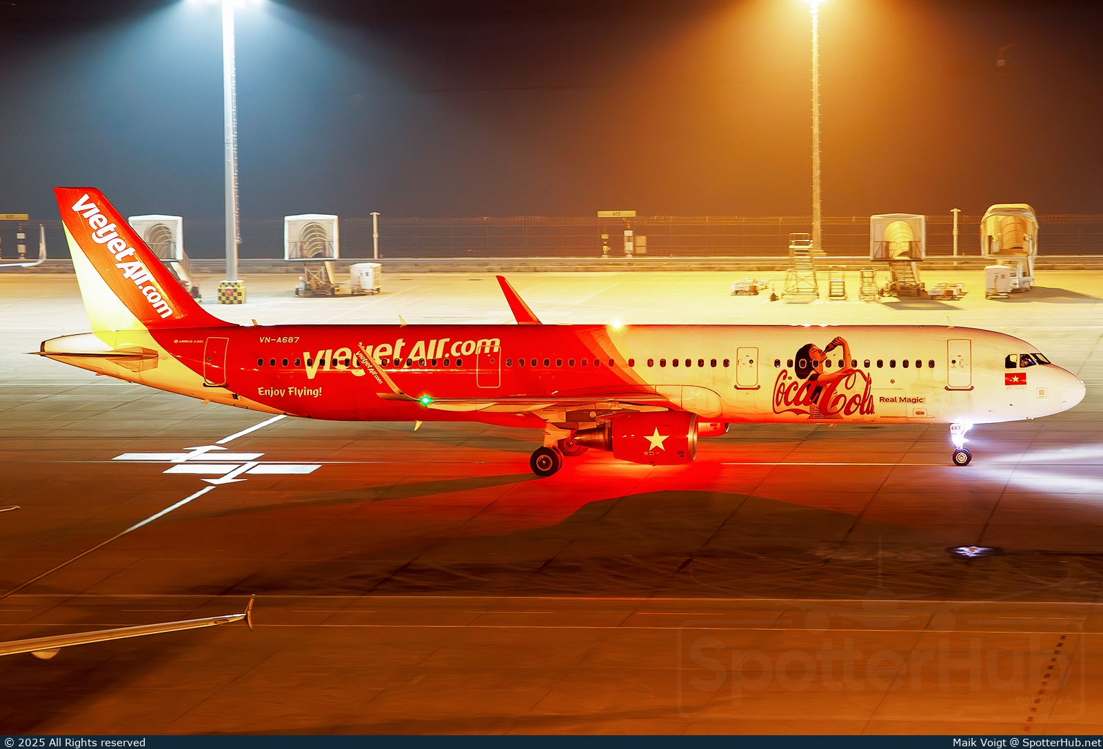 Photo of VN-A687 - Airbus A321-211 operated by VietJet Air