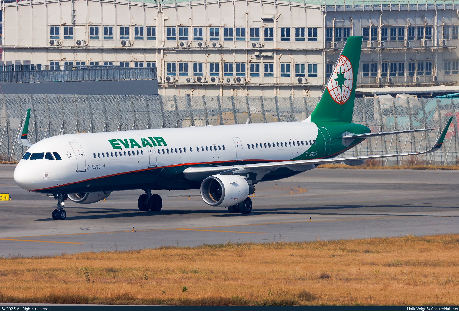 Photo of B-16223 - Airbus A321-211 operated by EVA Air