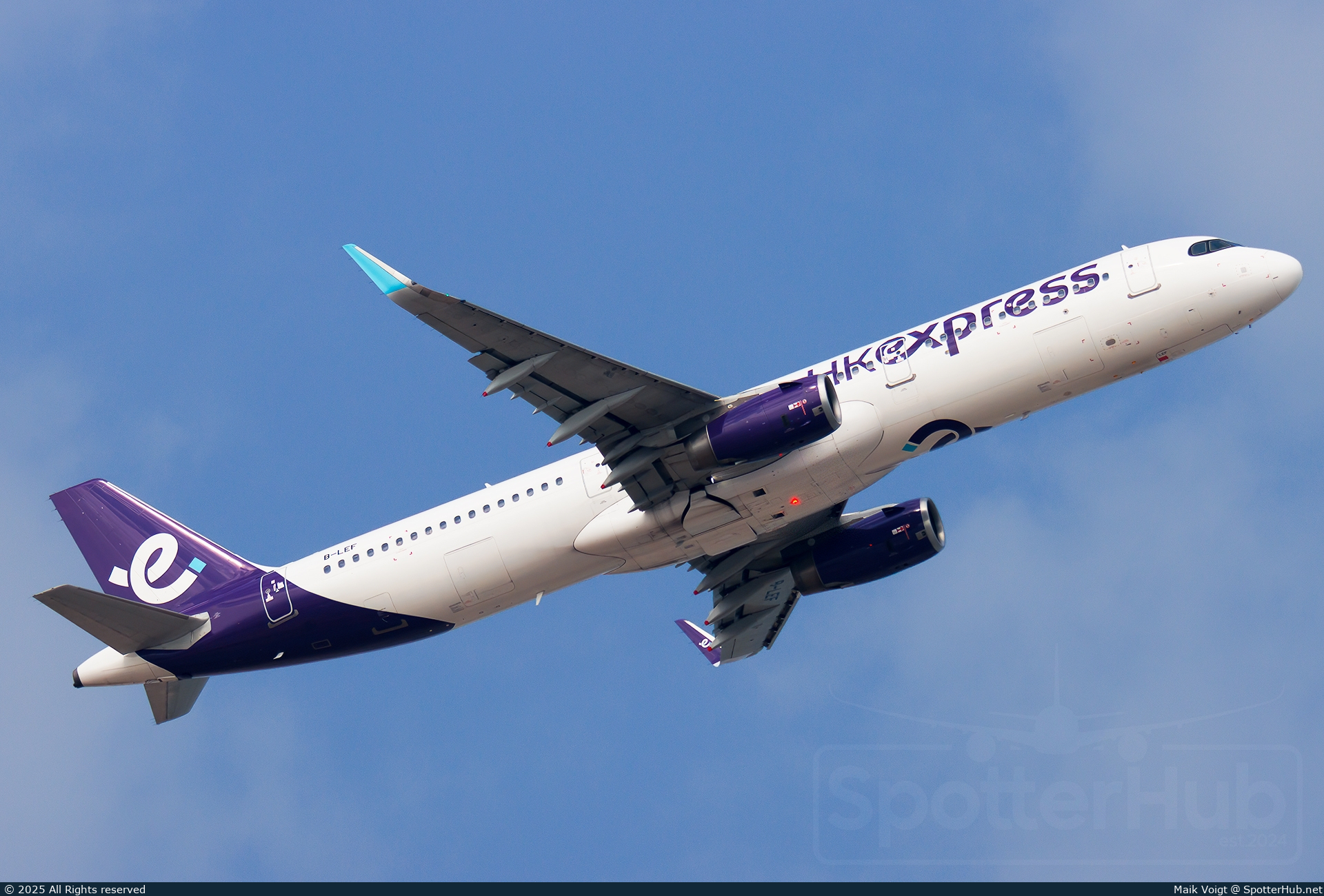 Photo of B-LEF - Airbus A321-231 operated by Hong Kong Express