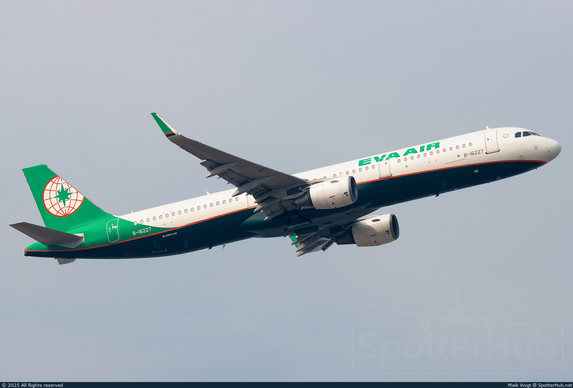 Photo of B-16227 - Airbus A321-211 operated by EVA Air