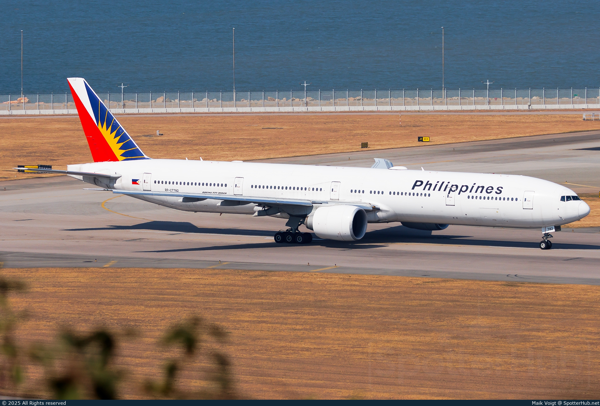 Photo of RP-C7782 - Boeing 777-3F6(ER) operated by Philippine Airlines