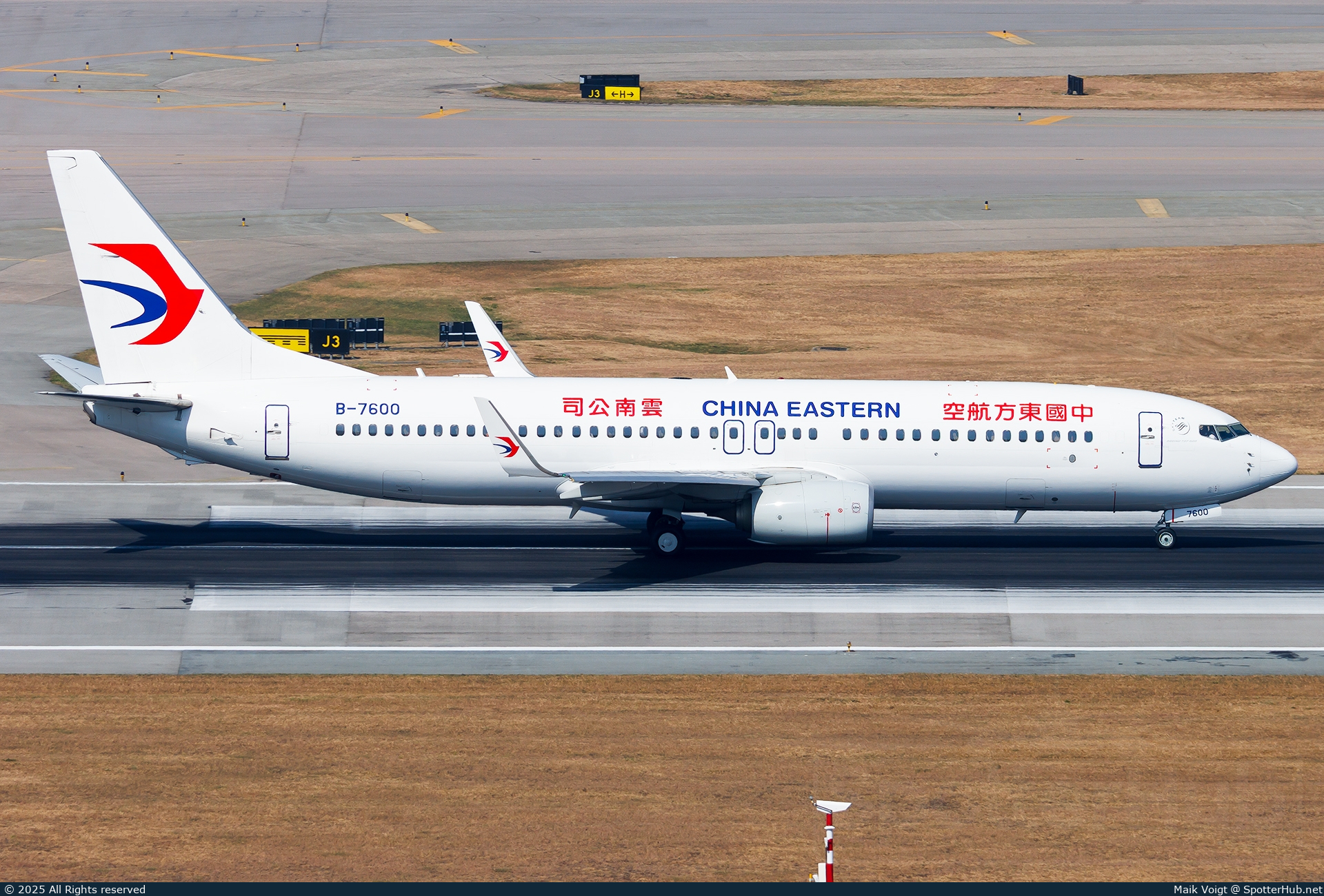 Photo of B-7600 - Boeing 737-89P operated by China Eastern Airlines